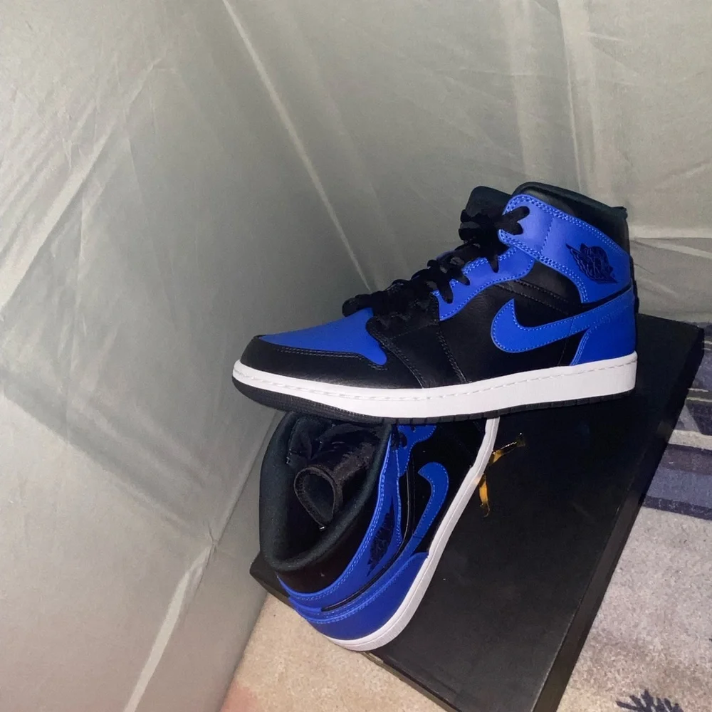 Size:10.5 Jordan 1 Mid hyper Royal tumbled leather - Picture 4 of 5